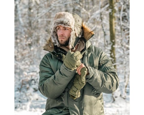 Oliwkowa czapka uszatka Mil-Tec Winter Faux-Fur podczas zimowego wyjścia w lesie