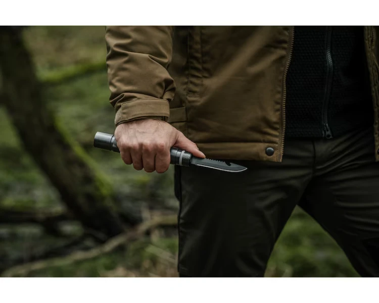 Składana saperka Badger Outdoor przygotowana do pracy w lesie