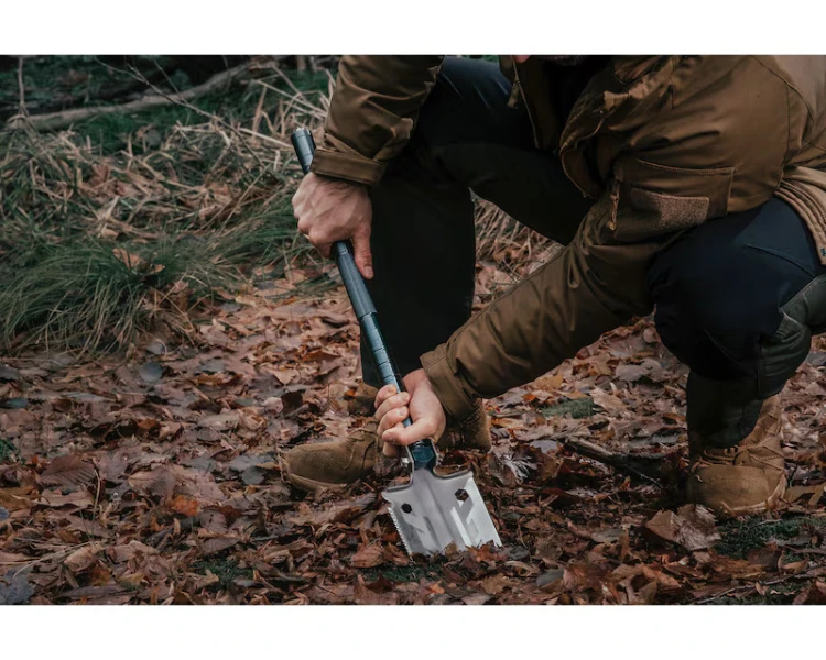 Saperka Badger Outdoor podczas kopania w twardym podłożu
