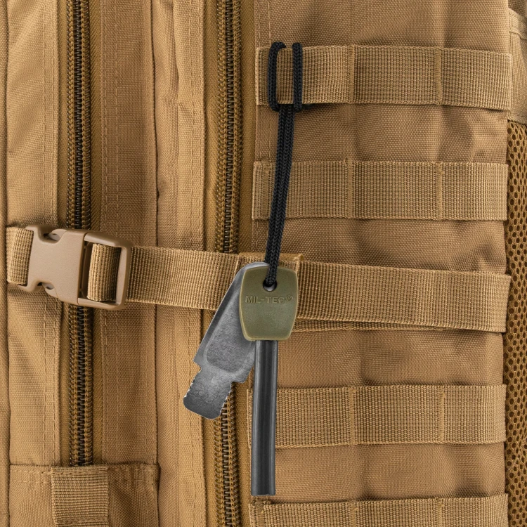 Krzesiwo Mil-Tec przypięte do plecaka outdoorowego