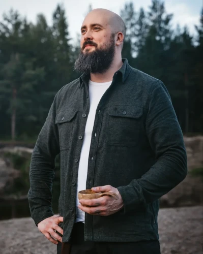 Pinewood Värnamo 5005 Dark Green na mężczyźnie – zielona koszula flanelowa do lasu i na co dzień