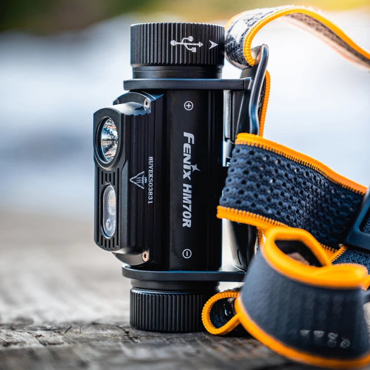 Latarka czołowa Fenix HM70R z ładowaniem USB-C – widok boczny