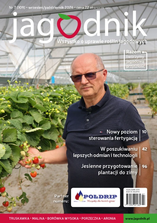 Jagodnik nr 07/2026 – okładka z plantacją truskawek pod osłonami, tematy: fertygacja i przygotowanie plantacji do zimy