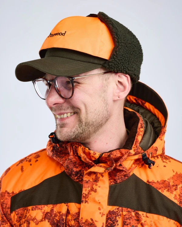 Pinewood Smaland Teddy Winter 1219 na modelu – pomarańczowa strona i nauszniki zapięte nad głową