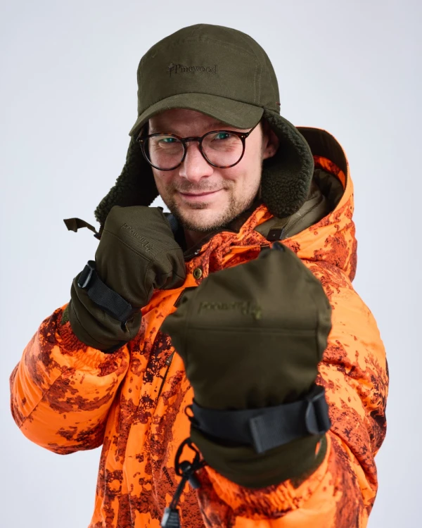 Czapka zimowa Pinewood Smaland Teddy Winter 1219 na modelu – zielona strona i opuszczone nauszniki