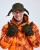 Pinewood Smaland Teddy Winter 1219 na modelu – rozpięte nauszniki uniesione na boki
