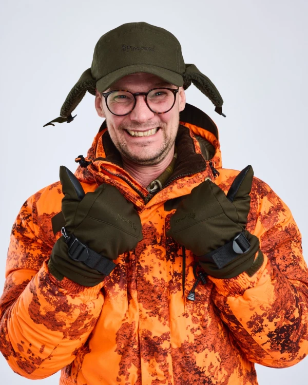 Pinewood Smaland Teddy Winter 1219 na modelu – rozpięte nauszniki uniesione na boki