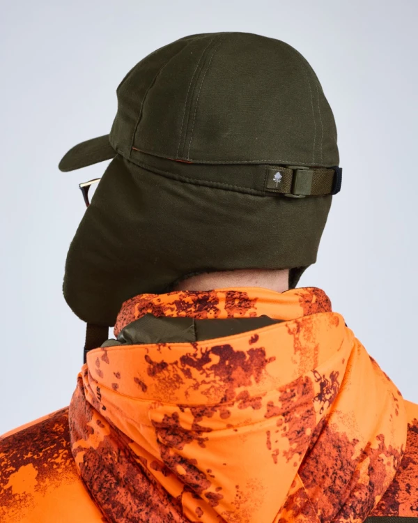 Czapka zimowa Pinewood Smaland Teddy Winter 1219 na modelu – tył z regulacją i opuszczonymi nausznikami