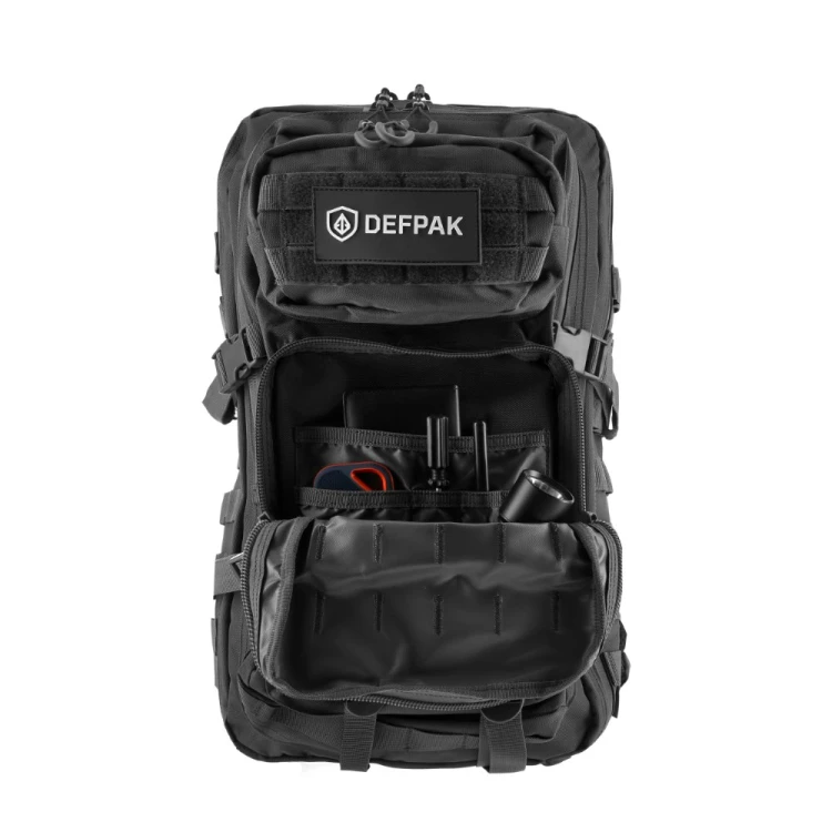 Defpak Ranger 36 l czarny – otwarta kieszeń frontowa z organizerem i przykładowymi akcesoriami
