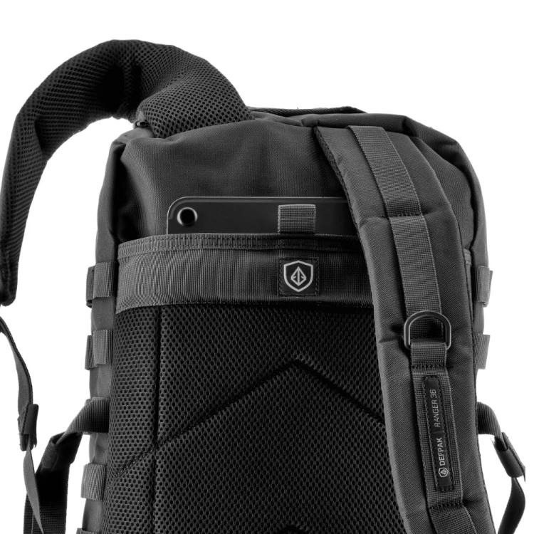 Plecak Defpak Ranger 36 l – zbliżenie tylnej kieszeni z przykładową zawartością