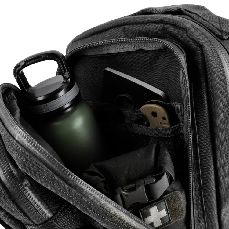 Defpak Ranger 36 l czarny – przykładowe rozmieszczenie butelki i akcesoriów we wnętrzu