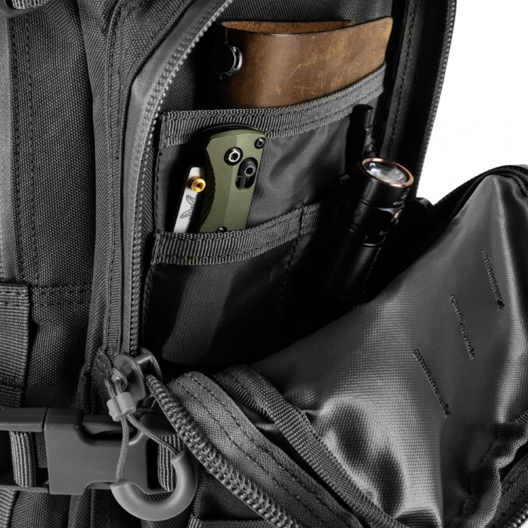 Plecak Defpak Ranger 36 l – organizer z przykładowymi akcesoriami outdoorowymi