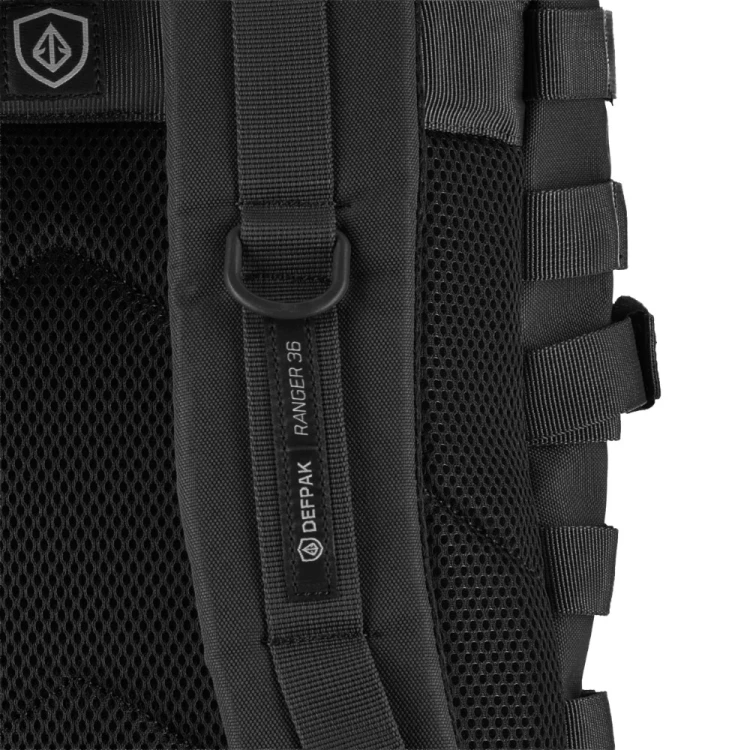 Defpak Ranger 36 l czarny – detal szelki z D-ringiem i oznaczeniem modelu