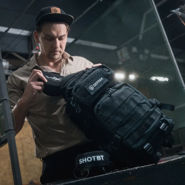 Defpak Ranger 36 l czarny – użytkownik prezentujący plecak w ujęciu ukośnym