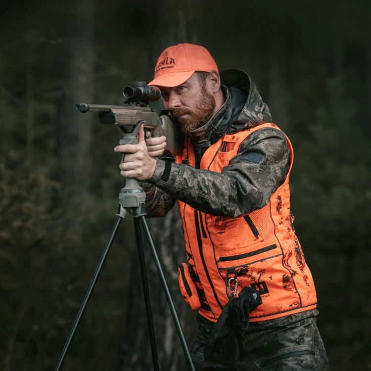 Trójnóg Primos X 41–66″ podczas celowania na stojąco – stabilne podparcie broni w łowisku