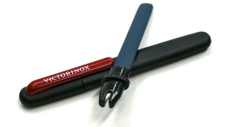 Zbliżenie na ostrzałkę Victorinox 4.3323 z wysuniętym kamieniem i końcówką do ostrzenia