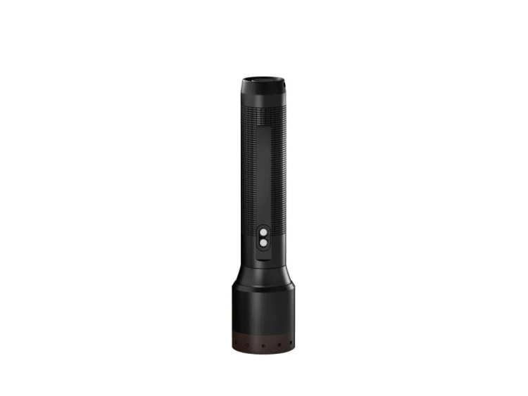 Ledlenser P6R Core 900 lm ustawiona pionowo na tylnej zaślepce