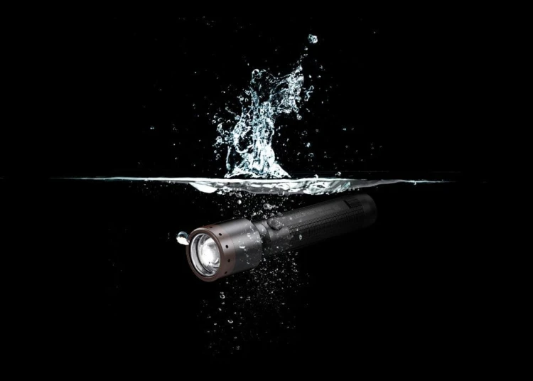 Wodoodporna latarka Ledlenser P6R Core IP68 zanurzona w wodzie
