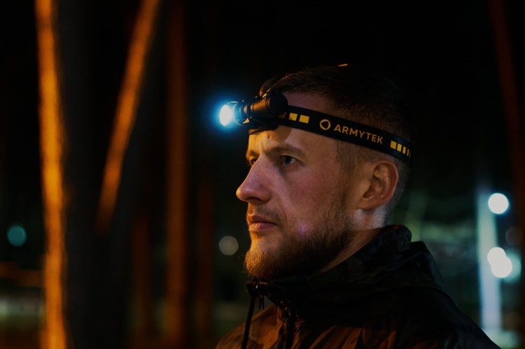 Latarka Armytek Elf C2 używana jako latarka czołowa