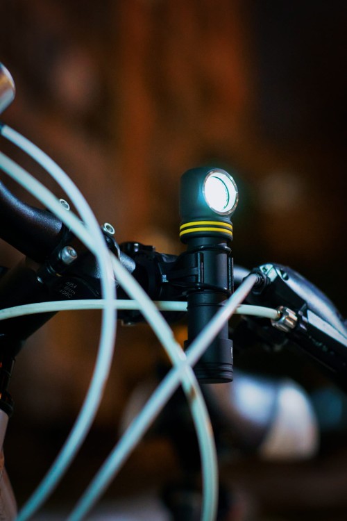 Latarka rowerowa Armytek Elf C2 zamocowana na kierownicy