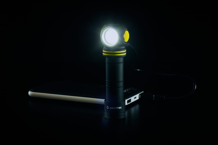 Latarka Armytek Elf C2 zasilana z powerbanku w trybie lampy