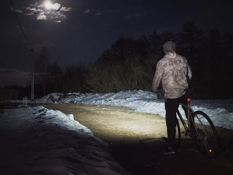 Szeroka wiązka Armytek Wizard C2 F08901C oświetlająca drogę nocą