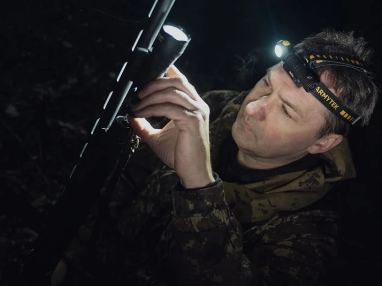 Latarka czołowa Armytek Wizard C2 F08901C podczas pracy przy samochodzie