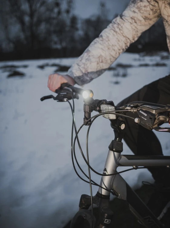 Latarka Armytek Wizard C2 F08901C zamontowana na kierownicy roweru