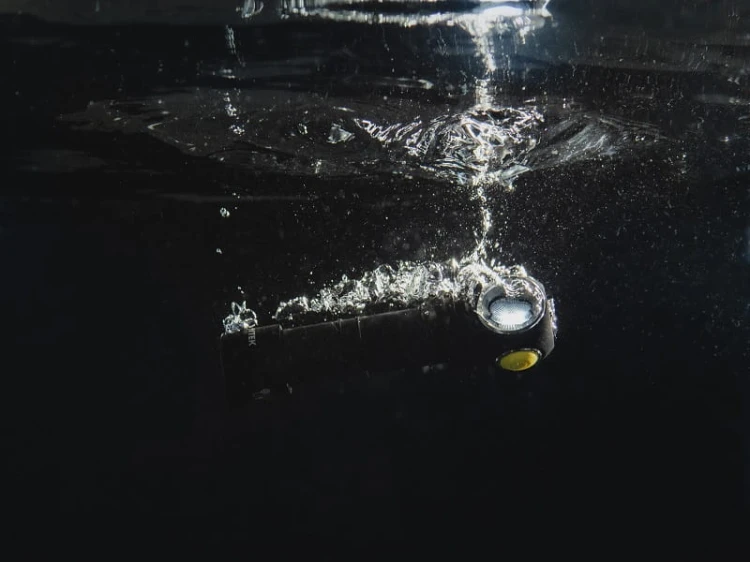 Latarka czołowa Armytek Wizard C2 F08901C oświetlająca komorę silnika