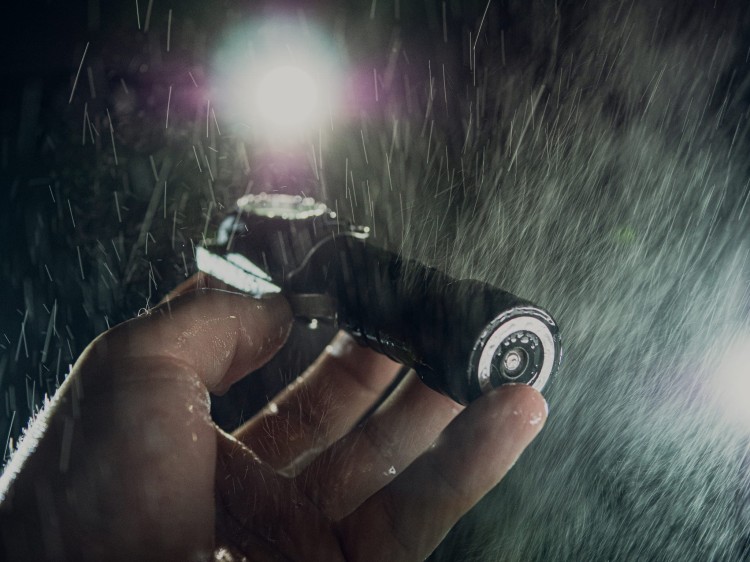 Wodoodporna Armytek Wizard C2 Pro Max F06701C zapewniająca światło w deszczu