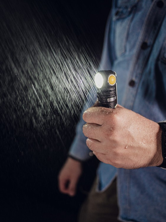 Ręczna latarka Armytek Wizard C2 Pro Max F06701C używana podczas ulewy