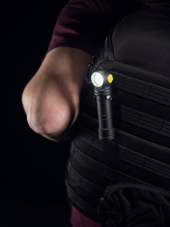 Latarka Armytek Wizard C2 Pro Max F06701C przypięta klipsem do paska