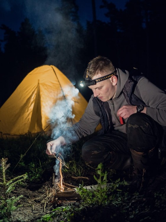 Latarka czołowa Armytek Wizard C2 Pro Max F06701C podczas biwakowania