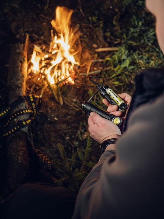 Armytek Wizard C2 Pro Max F06701C ułatwiająca przygotowanie sprzętu przy ognisku
