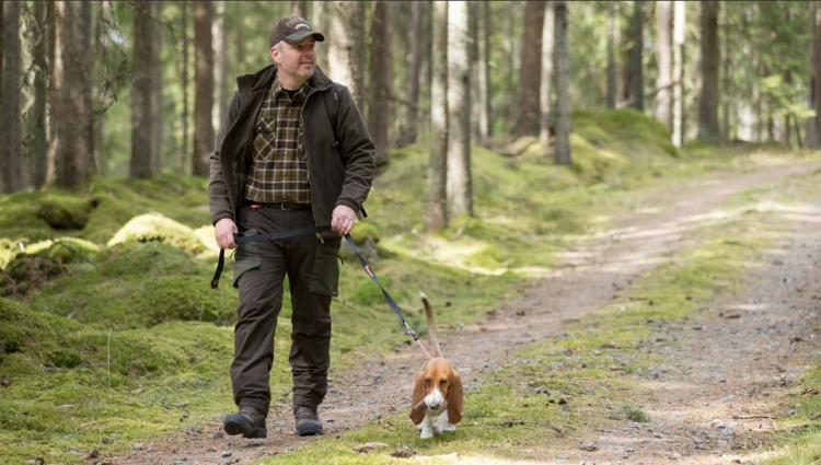 Kurtka polarowa Pinewood Retriever 9495 w terenie – oliwkowy polar męski z brązowymi wzmocnieniami