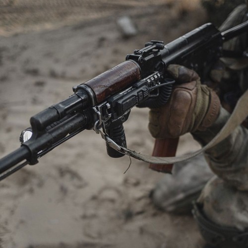 Włącznik zdalny Armytek MRS-01 zamontowany na szynie Picatinny obok latarki taktycznej