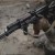 Włącznik zdalny Armytek MRS-01 zamontowany na szynie Picatinny obok latarki taktycznej