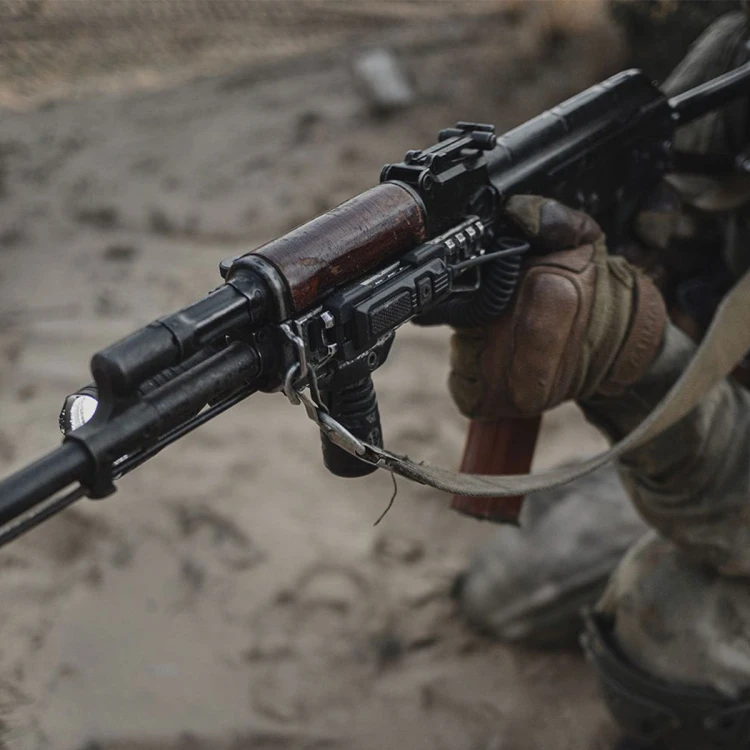Włącznik zdalny Armytek MRS-01 zamontowany na szynie Picatinny obok latarki taktycznej