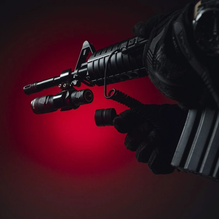 Magnetyczne podłączanie włącznika Armytek MRS-01 do latarki taktycznej Magnet USB