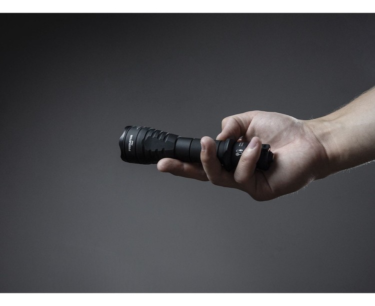 Latarka Armytek Predator PRO 1500 lm trzymana w dłoni