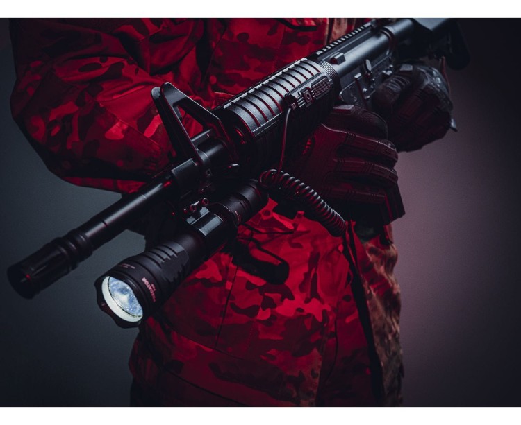Armytek Predator PRO zamontowana z opcjonalnym uchwytem i włącznikiem zdalnym