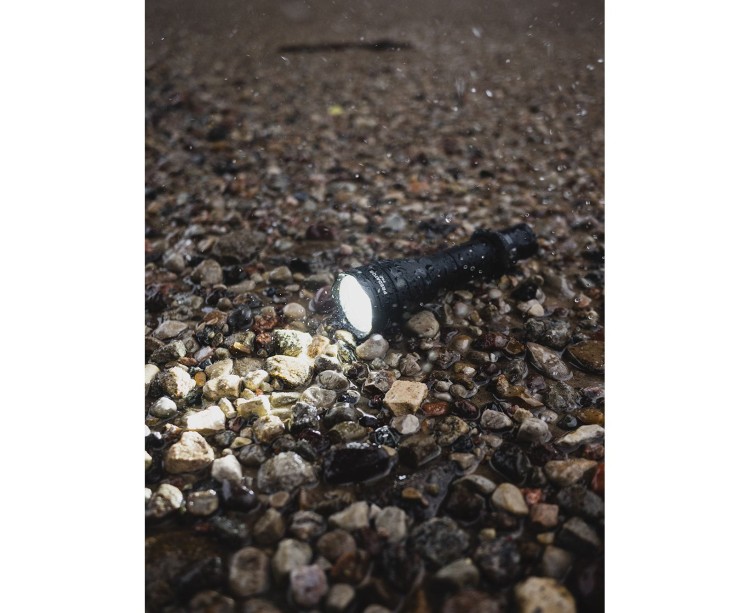 Wodoodporna latarka Armytek Predator PRO IP68 pracująca podczas deszczu