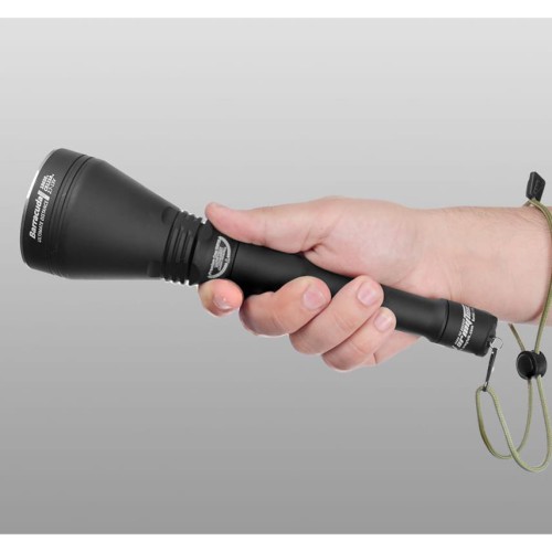 Latarka Armytek Barracuda Pro 1500 lm trzymana w dłoni