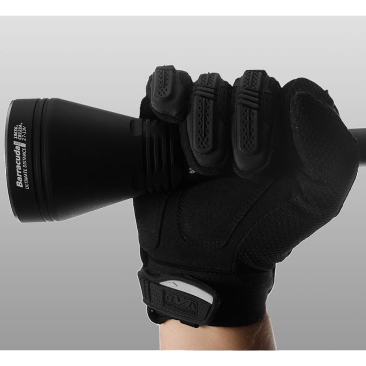 Obsługa latarki Armytek Barracuda Pro w rękawicy taktycznej