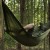 Hamak Badger Outdoor Forest Olive rozwieszony w lesie podczas biwaku