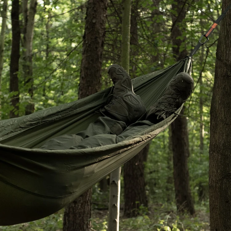 Oliwkowy hamak turystyczny Badger Outdoor Forest podczas odpoczynku w lesie