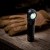 Olight Perun 2 ustawiona pionowo na magnetycznej podstawie