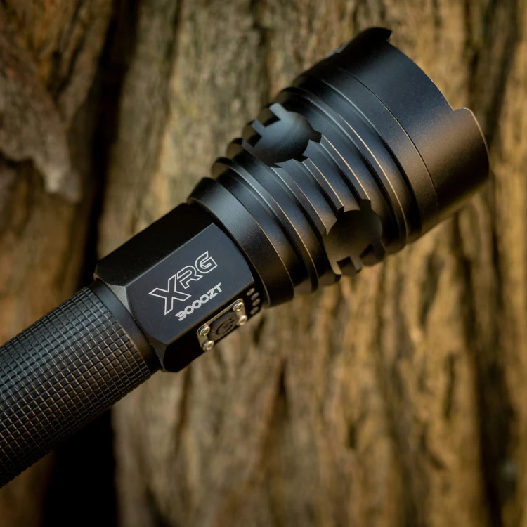 Latarka XRG 3000 Zoom Thrower – antypoślizgowy korpus i frezowana głowica