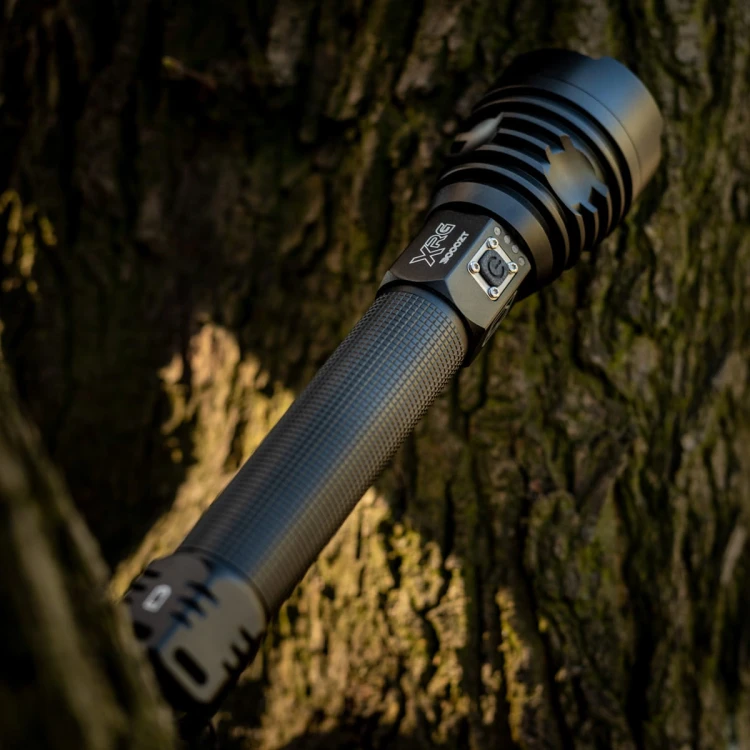 Latarka akumulatorowa XRG 3000 Zoom Thrower w lesie – solidna konstrukcja outdoorowa