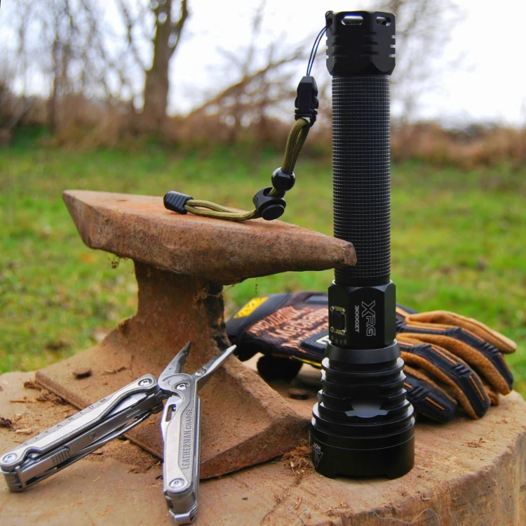 Latarka XRG 3000 Zoom Thrower na wyposażeniu outdoorowym i myśliwskim